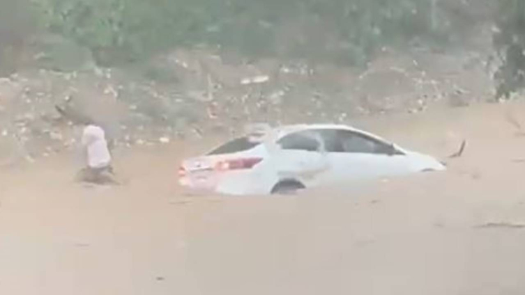 Antalya'da sağanak sele dönüştü: Çardaklar yıkıldı, araçlar sürüklendi